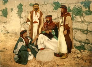 在Siloam，耶路撒冷，讨论的农民小组，1880-1900（photochrom） 作者 瑞士摄影师